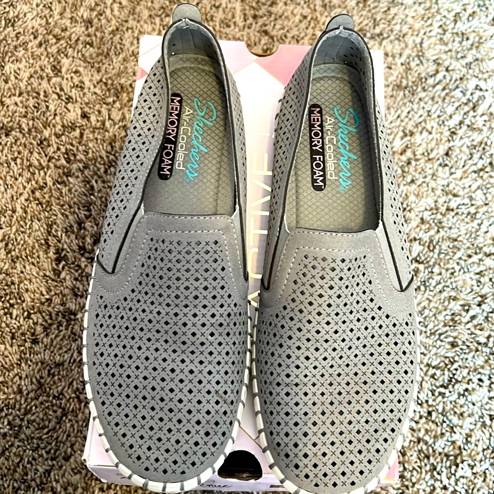 Skechers Active Avenue memory foam sneakers size 6-1/2, uses good condition